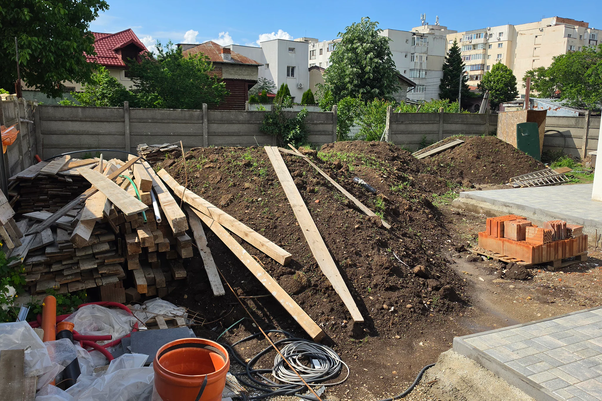 Teren nivelat și materiale de lucru într-o curte rezidențială din Ploiești